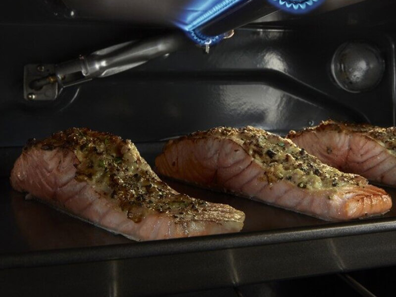 Salmon broiling in the oven