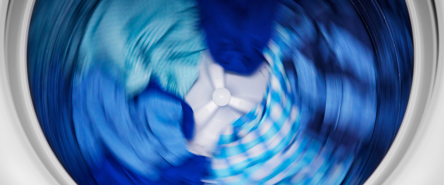 Clothes spinning fast to drain water in an impeller washer