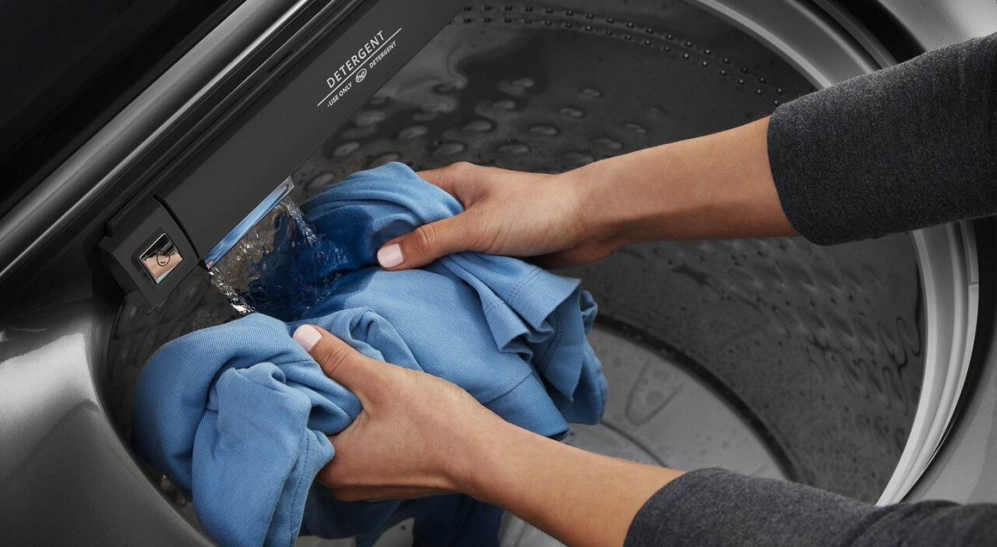 Rinsing clothes in the built-in water faucet