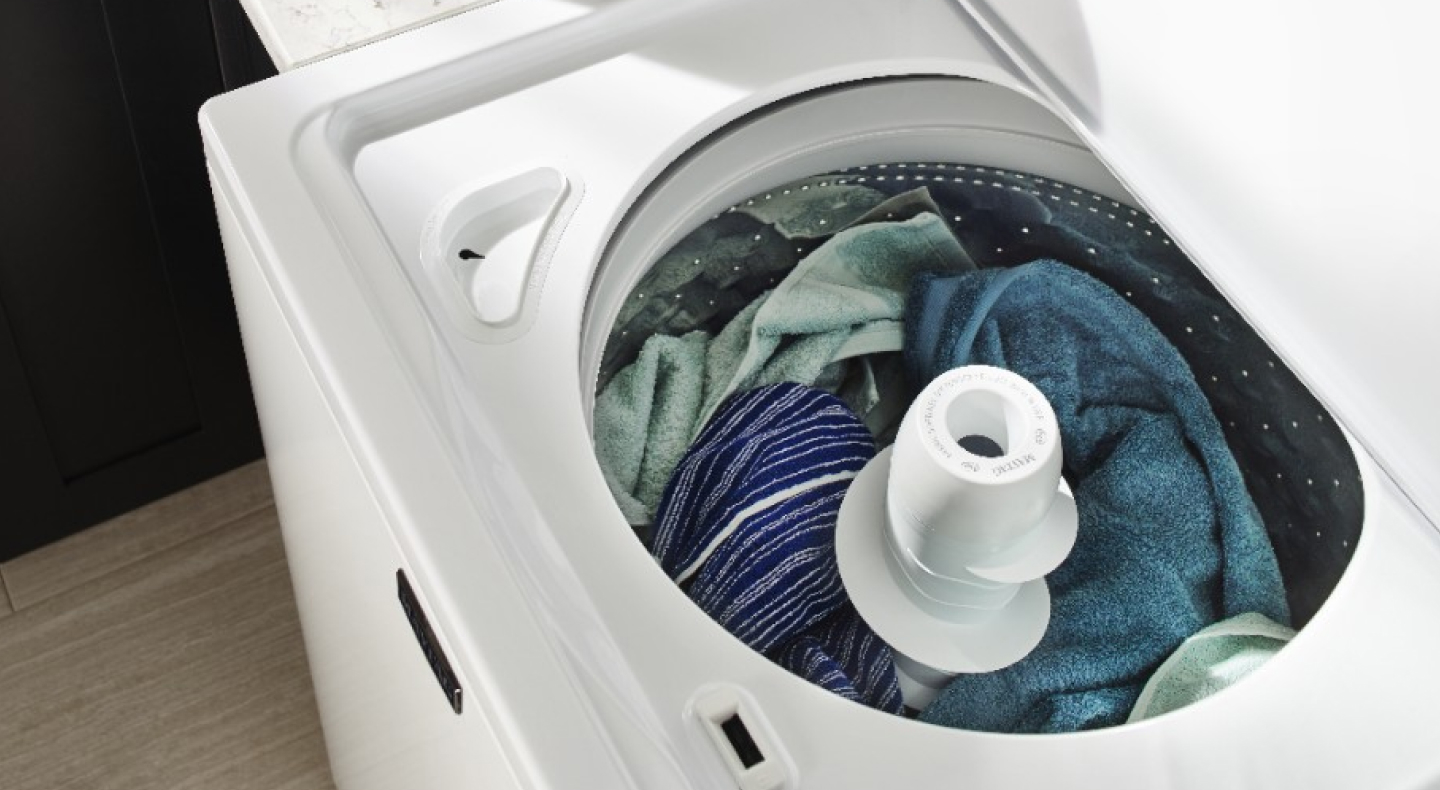 Laundry in an agitator washer
